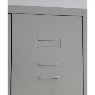 Kovinska garderobna omara s polico za čevlje 19 <div class="detail_kropis">Kovinska garderobna omara s polico za čevlje in obešalom za oblačila je na voljo v različnih dimenzijah, za eno, dve, tri ali štiri osebe.</div> Ventilacijske luknje na kovinski garderobni omari