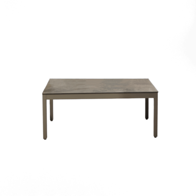 Vrtna mizica Sofija 3 Vrtna mizica Sofija je narejena iz aluminijastega ogrodja in zelo kvalitetne in odporne keramične namizne plošče. Na voljo je več barvnih kombinacij. vrtna mizica sofia 11st oprema 1